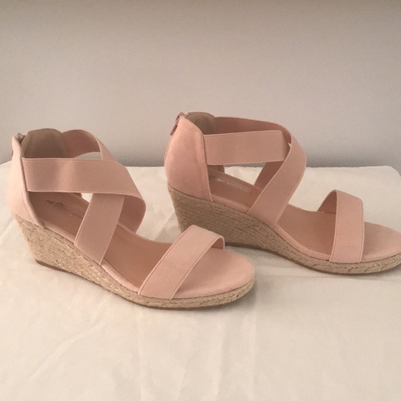 Pink suede wedge sandals - Picture 2 of 4